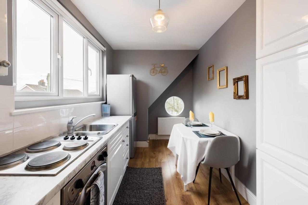 The Bluebird - One Bedroom Apartment In Watford Watford  Bagian luar foto